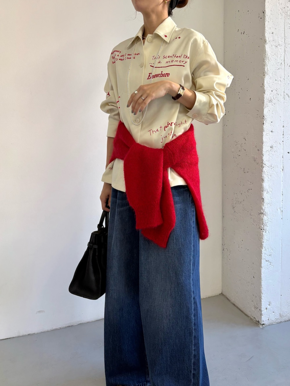 ホワイト系のTシャツ/カットソー、ブラック系のトートバッグ、レッド系のニット/セーターを着用したレディースの秋コーディネートの2枚目の写真