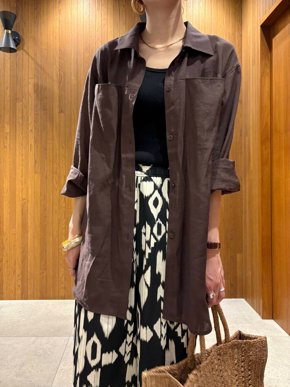 ブラウン系のシャツ/ブラウス、その他のその他パンツを着用したレディースの夏コーディネートの5枚目の写真