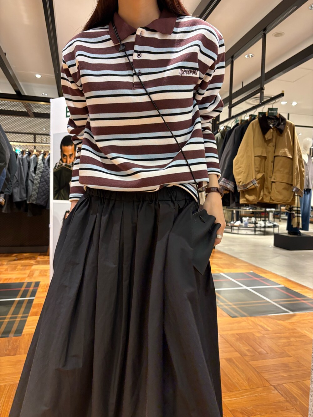 ホワイト系のスカート、ベージュ系のブーツ、グレー系のニットキャップ/ビーニーを着用したレディースの秋コーディネートの6枚目の写真