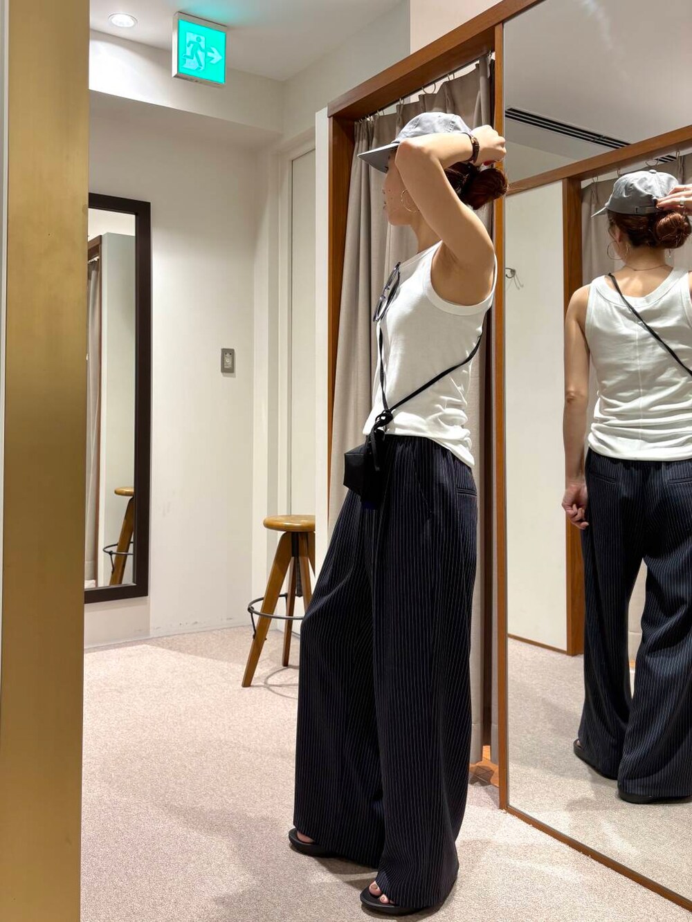ブラック系のショルダーバッグ、ブラック系のサンダル、その他のその他パンツを着用したレディースの夏コーディネートの2枚目の写真