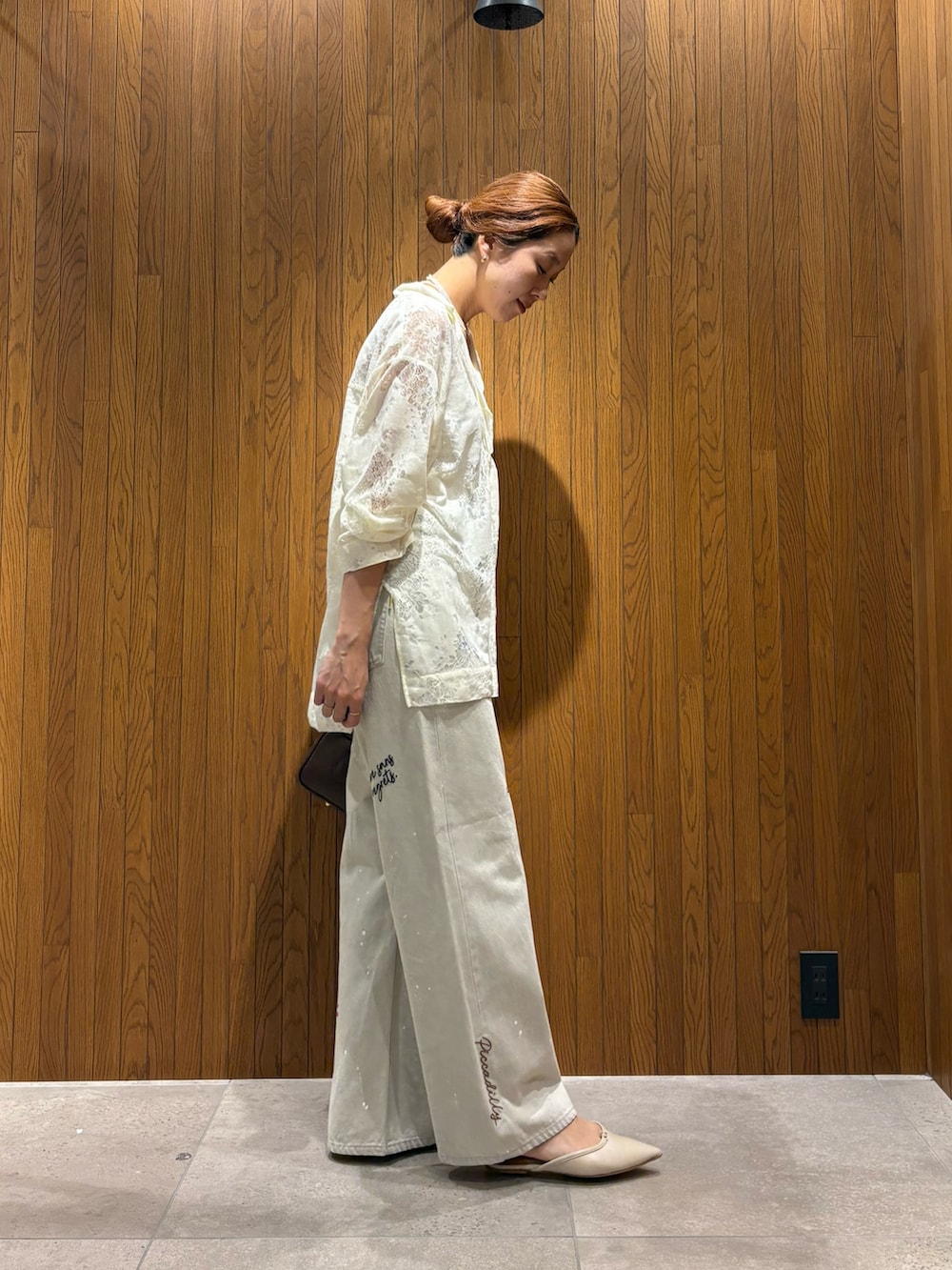 ホワイト系のシャツ/ブラウス、グレー系のデニムパンツ、ブラウン系のハンドバッグを着用したレディースの夏コーディネートの5枚目の写真