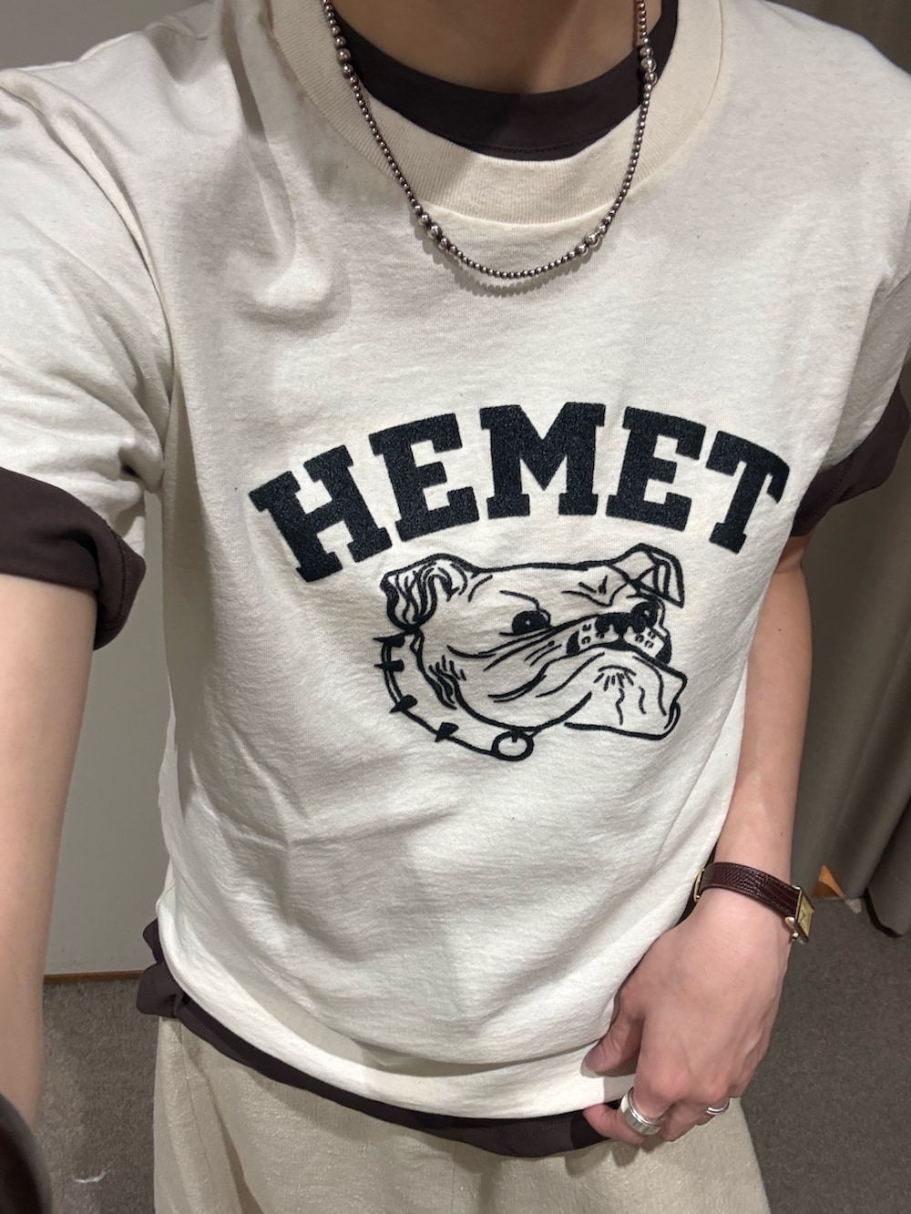 ベージュ系のTシャツ/カットソー、ブラウン系のTシャツ/カットソー、ベージュ系のスカートを着用したレディースの夏コーディネートの7枚目の写真
