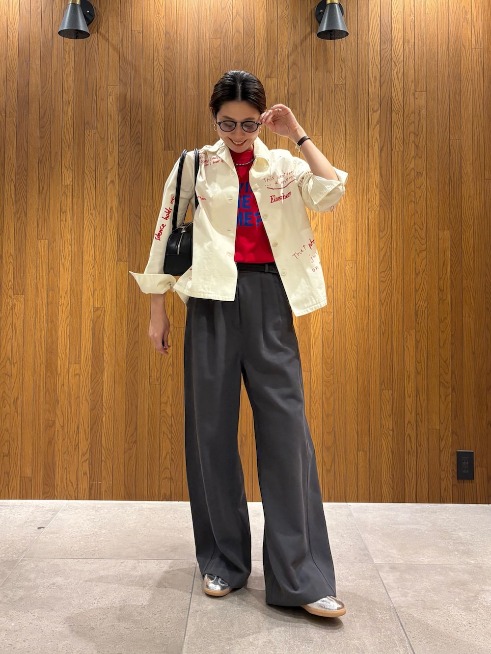 レッド系のTシャツ/カットソー、ホワイト系のTシャツ/カットソー、グレー系のその他パンツを着用したレディースの春コーディネートの6枚目の写真