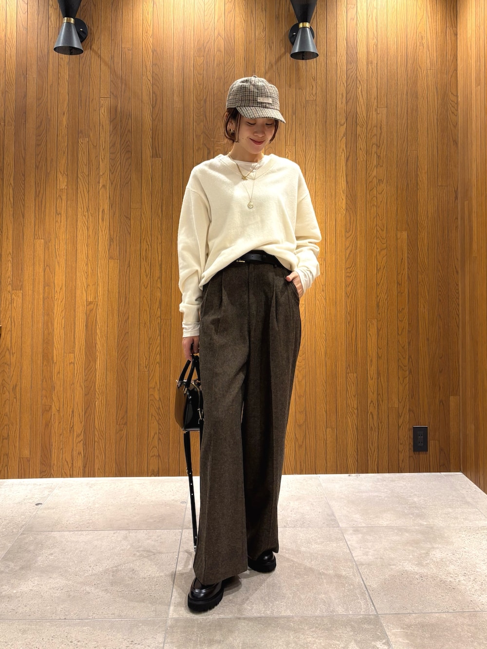 イエロー系のその他パンツ、ブラック系のローファー、ブラック系のショルダーバッグを着用したレディースの冬コーディネートの7枚目の写真