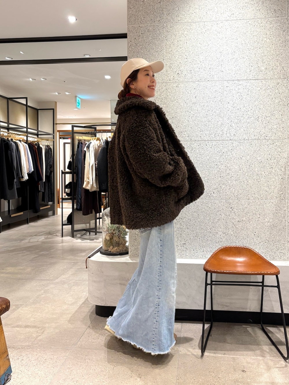 ブラウン系のその他アウター、その他のニット/セーターを着用したレディースの秋コーディネートの4枚目の写真