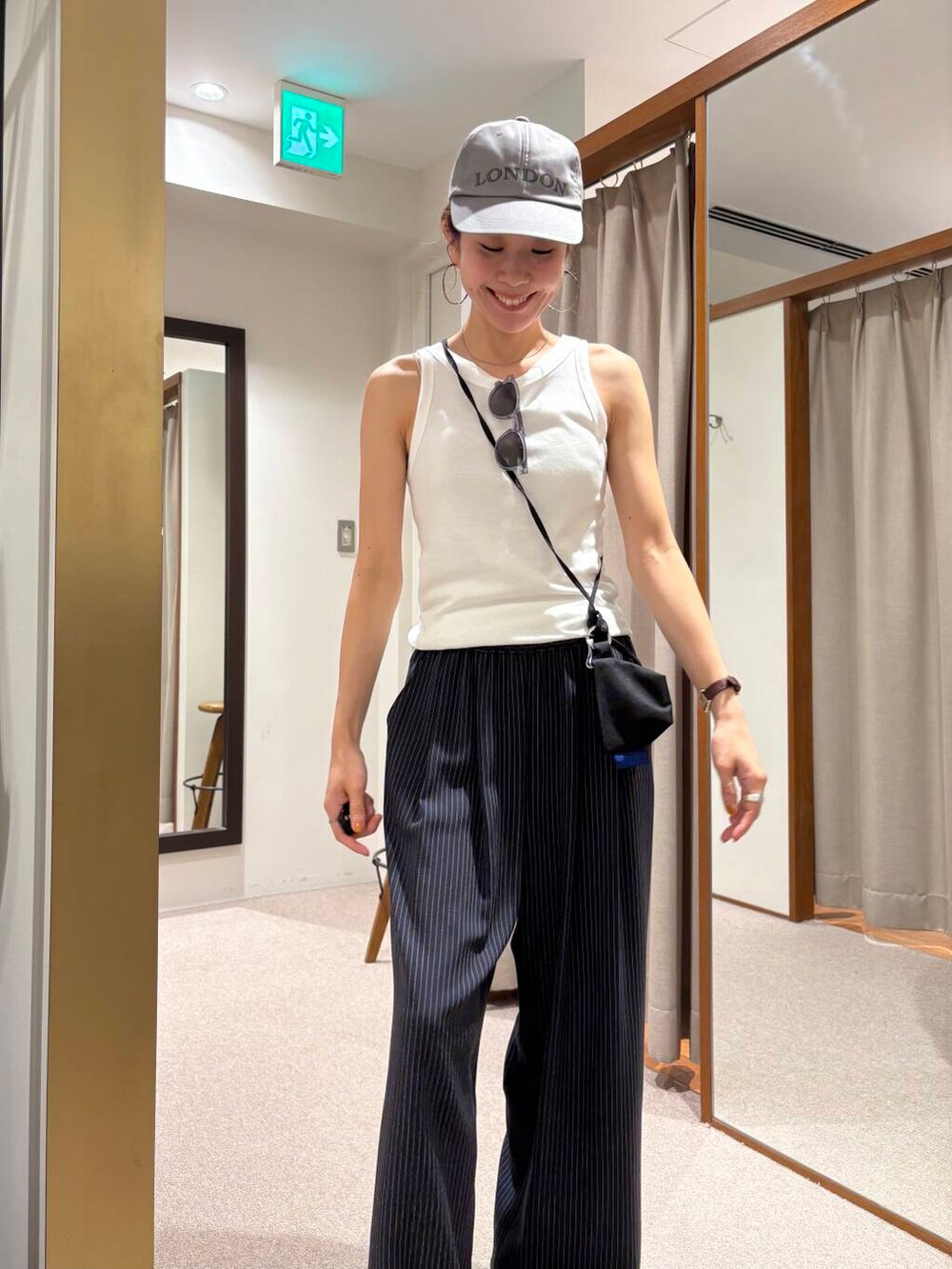 ブラック系のショルダーバッグ、ブラック系のサンダル、その他のその他パンツを着用したレディースの夏コーディネートの6枚目の写真