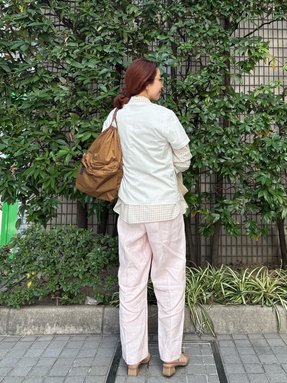 ベージュ系のその他アウター、ピンク系のその他パンツ、その他のTシャツ/カットソーを着用したレディースの春コーディネートの6枚目の写真