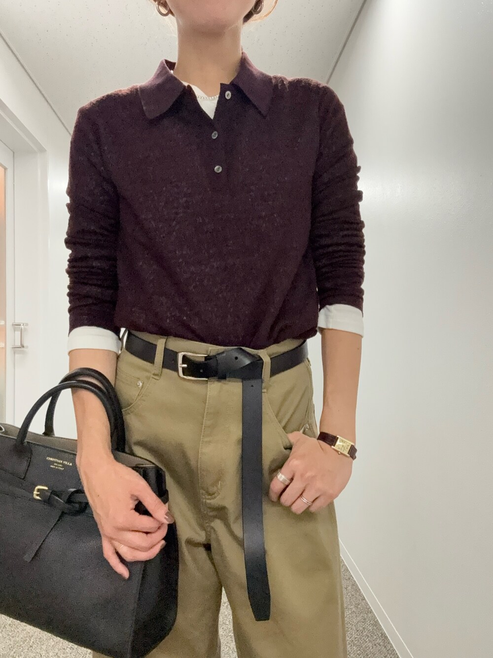 ブラウン系のシャツ/ブラウス、ベージュ系のその他パンツ、ブラック系のトートバッグを着用したレディースの秋コーディネートの7枚目の写真