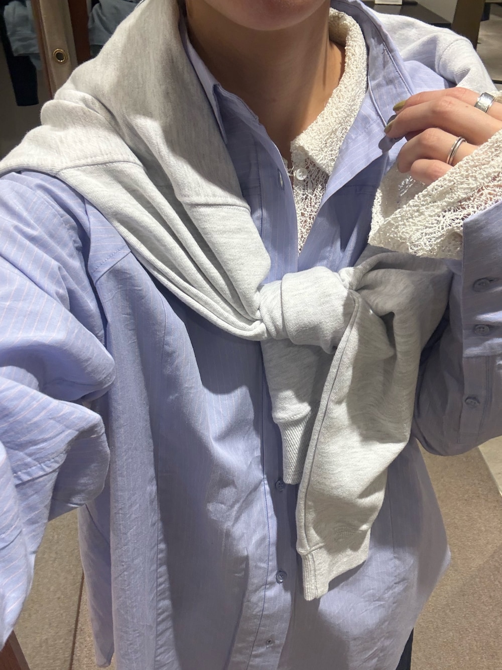 グレー系のトレンチコート、その他のシャツ/ブラウス、ホワイト系のシャツ/ブラウスを着用したレディースの冬コーディネートの10枚目の写真