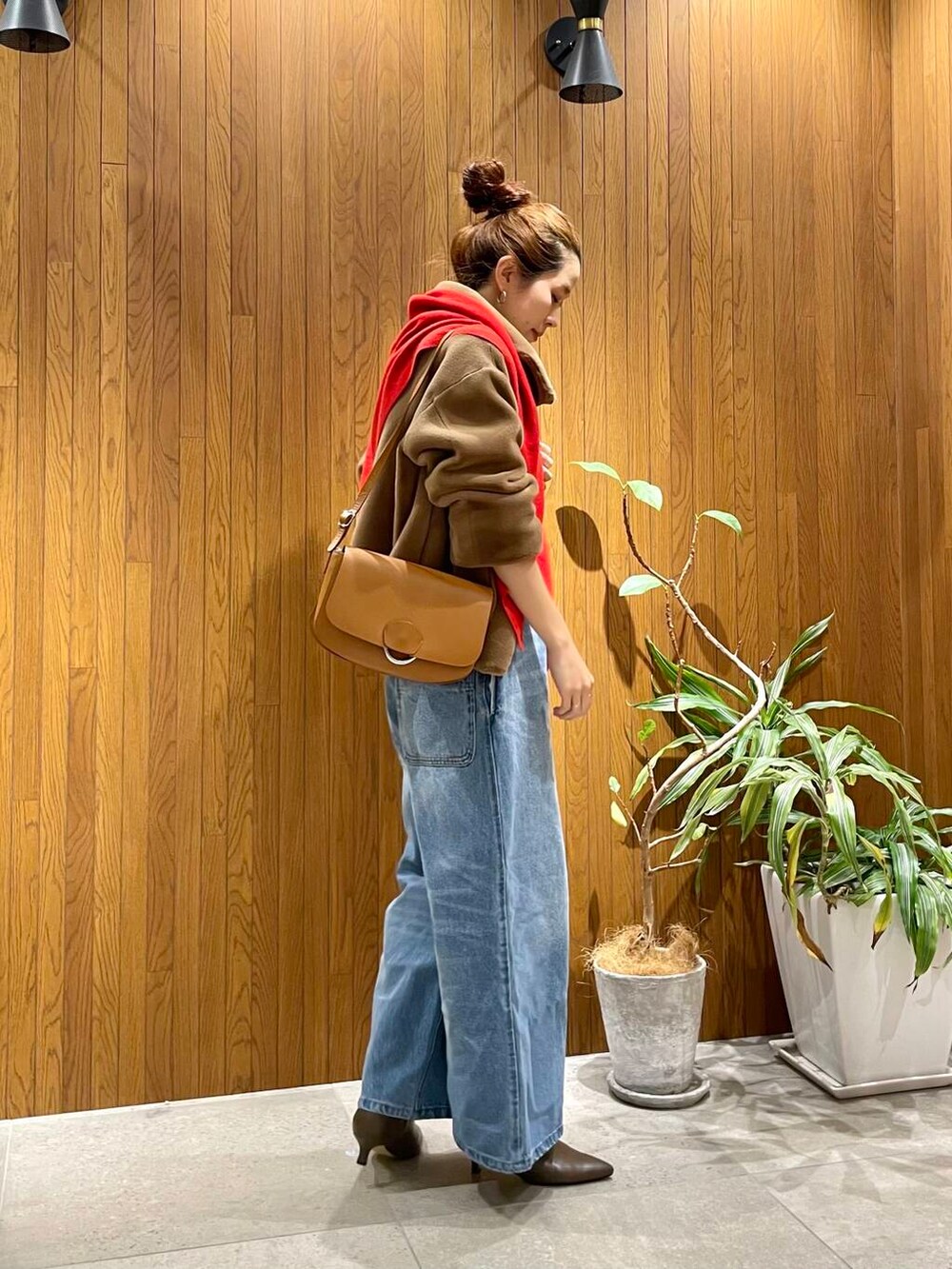 ホワイト系のニット/セーター、イエロー系のその他アウター、ブルー系のワンピースを着用したレディースの秋コーディネートの4枚目の写真