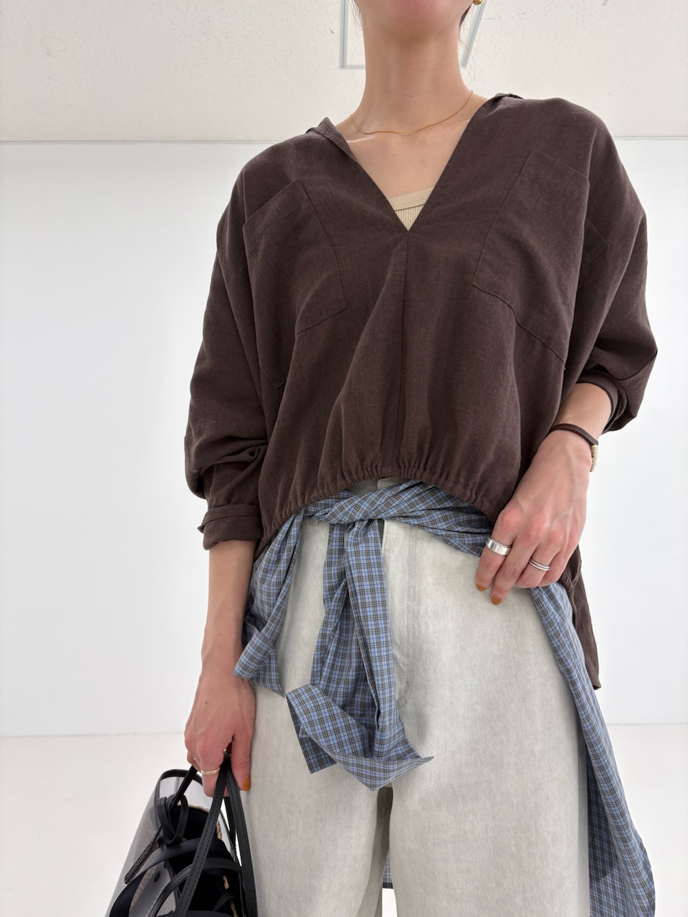 ブラウン系のシャツ/ブラウス、グレー系のデニムパンツ、ブルー系のシャツ/ブラウスを着用したレディースの春コーディネートの6枚目の写真