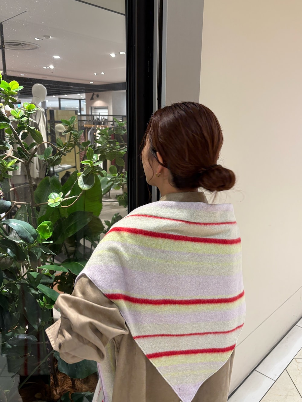 ベージュ系のシャツ/ブラウス、ホワイト系のハンドバッグ、ブラウン系のその他パンツを着用したレディースの秋コーディネートの7枚目の写真