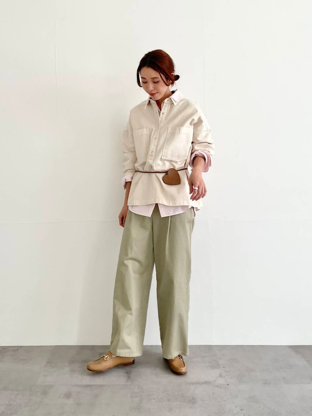 ベージュ系のその他パンツ、ピンク系のシャツ/ブラウス、ホワイト系のシャツ/ブラウスを着用したレディースの冬コーディネートの3枚目の写真