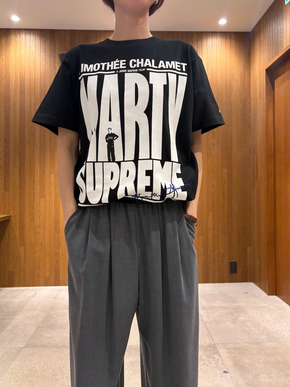 ブラック系のテーラードジャケット、ブラック系のTシャツ/カットソー、グレー系のその他パンツを着用したレディースの春コーディネートの5枚目の写真