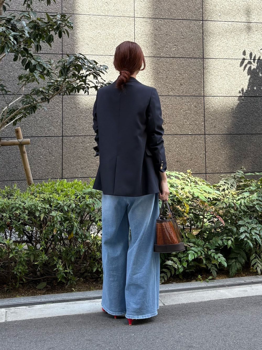 ブルー系のその他アウター、ホワイト系のスウェット、ブルー系のデニムパンツを着用したレディースの春コーディネートの2枚目の写真