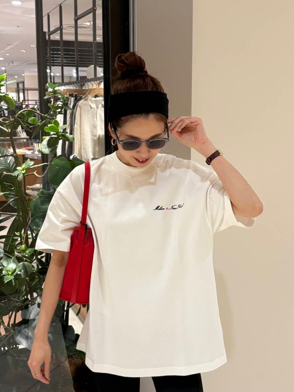 レッド系のショルダーバッグ、ホワイト系のTシャツ/カットソー、ブラック系の水着を着用したレディースの春コーディネートの6枚目の写真