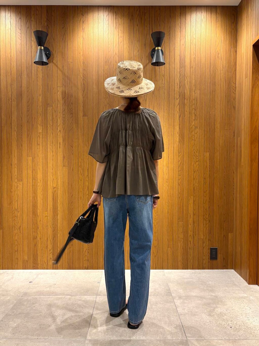 ホワイト系のキャミソール、ブラック系のトートバッグ、グリーン系のシャツ/ブラウスを着用したレディースの夏コーディネートの4枚目の写真