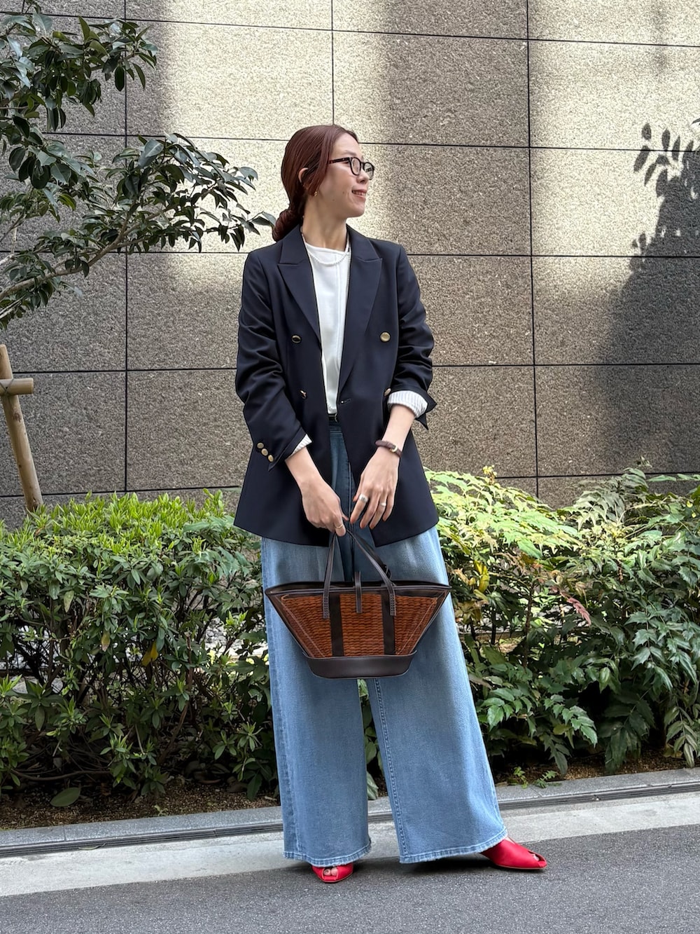 ブルー系のその他アウター、ホワイト系のスウェット、ブルー系のデニムパンツを着用したレディースの春コーディネートの3枚目の写真