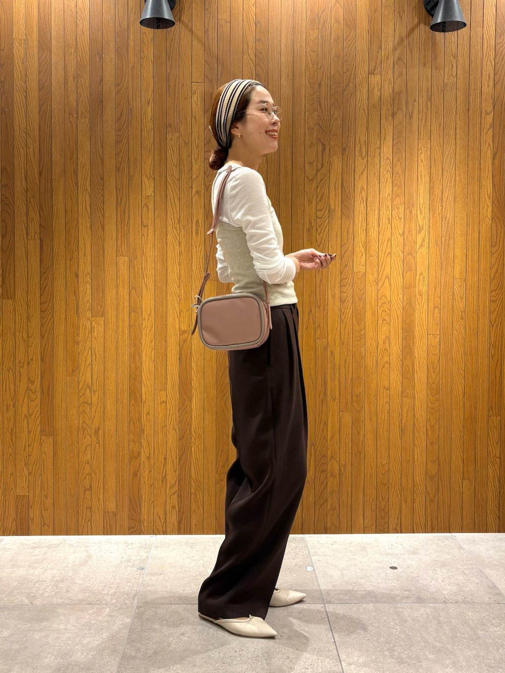 ブラウン系のその他パンツ、グレー系のスカート、ピンク系のショルダーバッグを着用したレディースの秋コーディネートの2枚目の写真