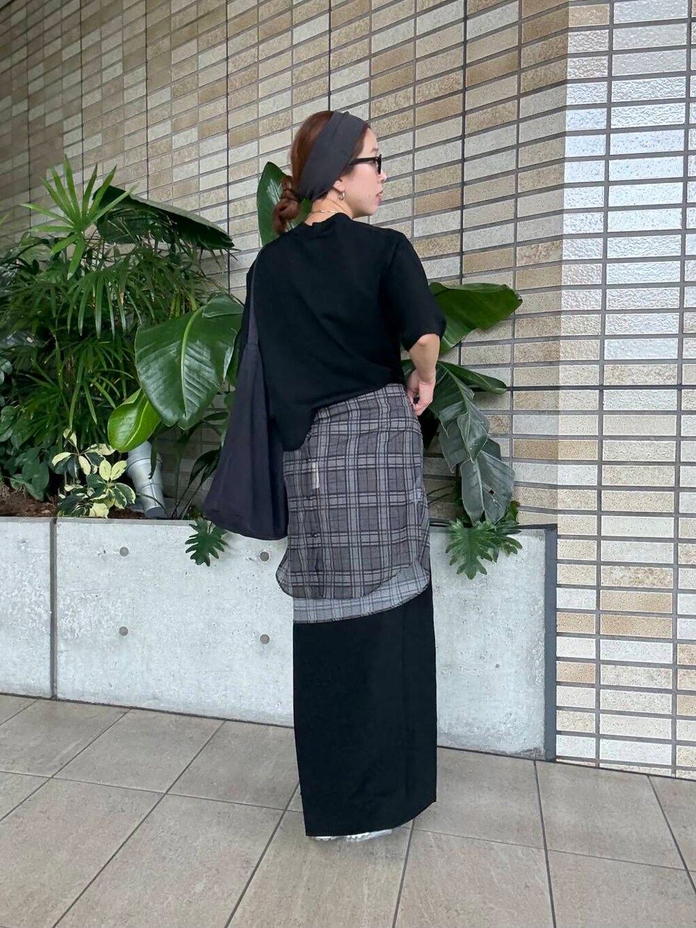 グレー系のシャツ/ブラウス、ブラック系のTシャツ/カットソー、ブラック系のスカートを着用したレディースの夏コーディネートの3枚目の写真