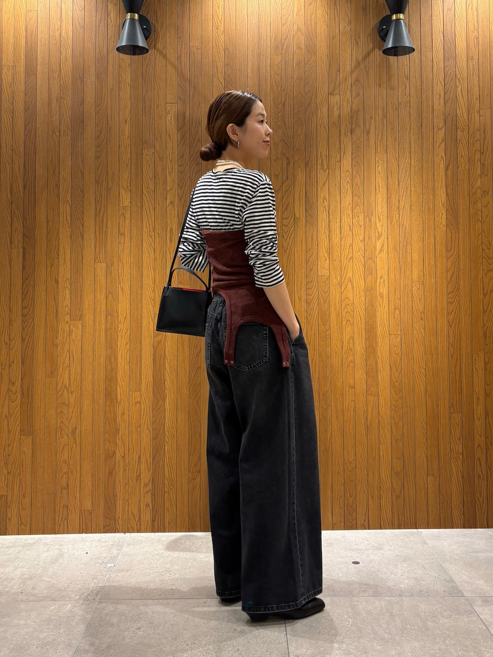 ブルー系のデニムパンツ、ブラック系のショルダーバッグ、その他のTシャツ/カットソーを着用したレディースの夏コーディネートの3枚目の写真