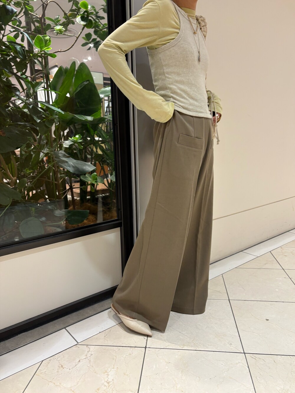 ブラウン系のその他パンツ、グレー系のスカート、ホワイト系のショルダーバッグを着用したレディースの秋コーディネートの6枚目の写真