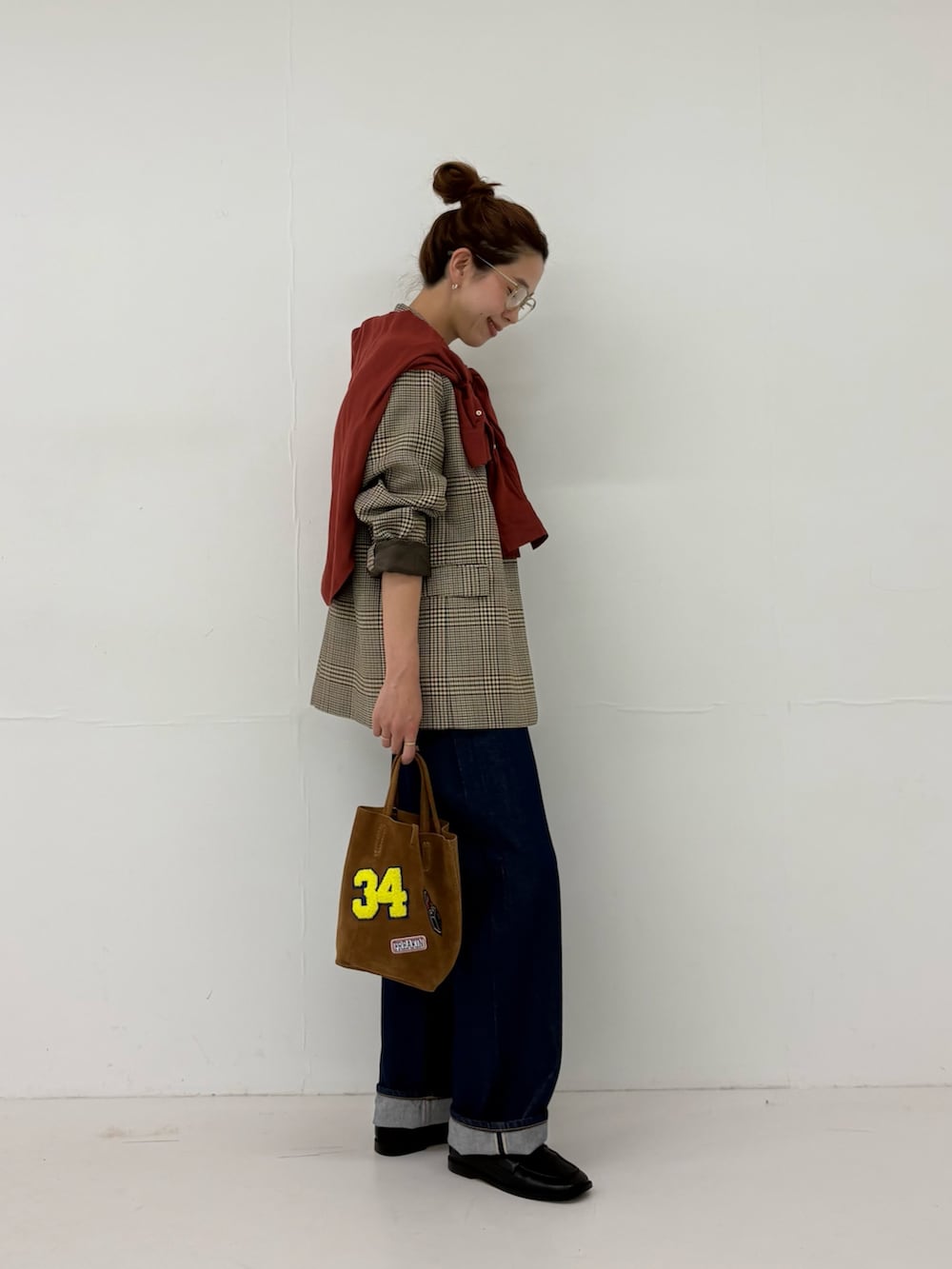 ブラウン系のその他アウター、ブルー系のデニムパンツ、ホワイト系のTシャツ/カットソーを着用したレディースの秋コーディネートの4枚目の写真
