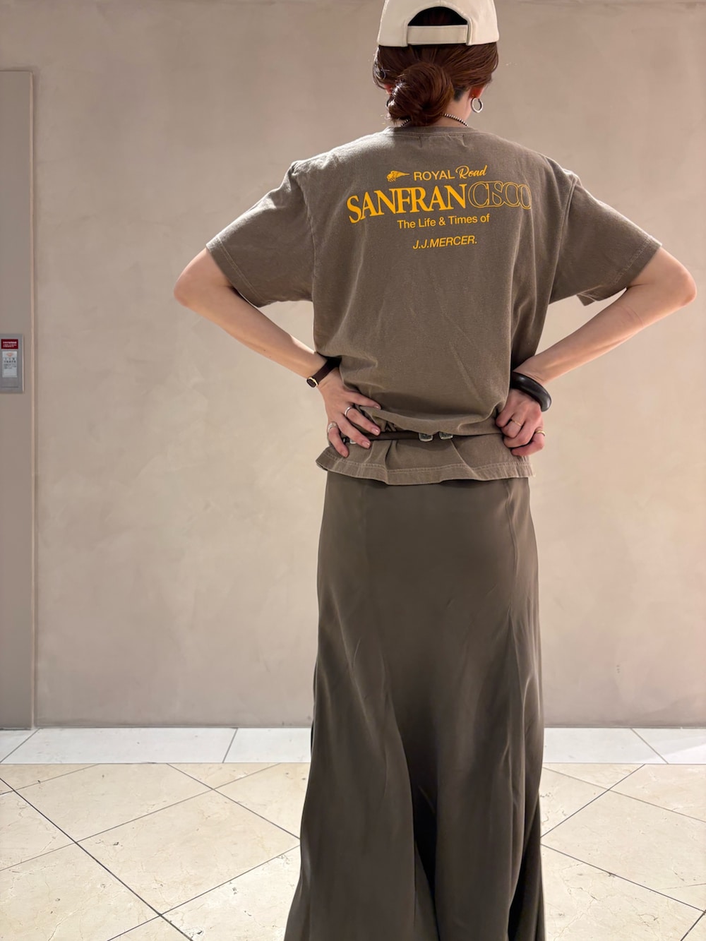 ブラウン系のTシャツ/カットソー、ブラウン系のスカートを着用したレディースの夏コーディネートの8枚目の写真
