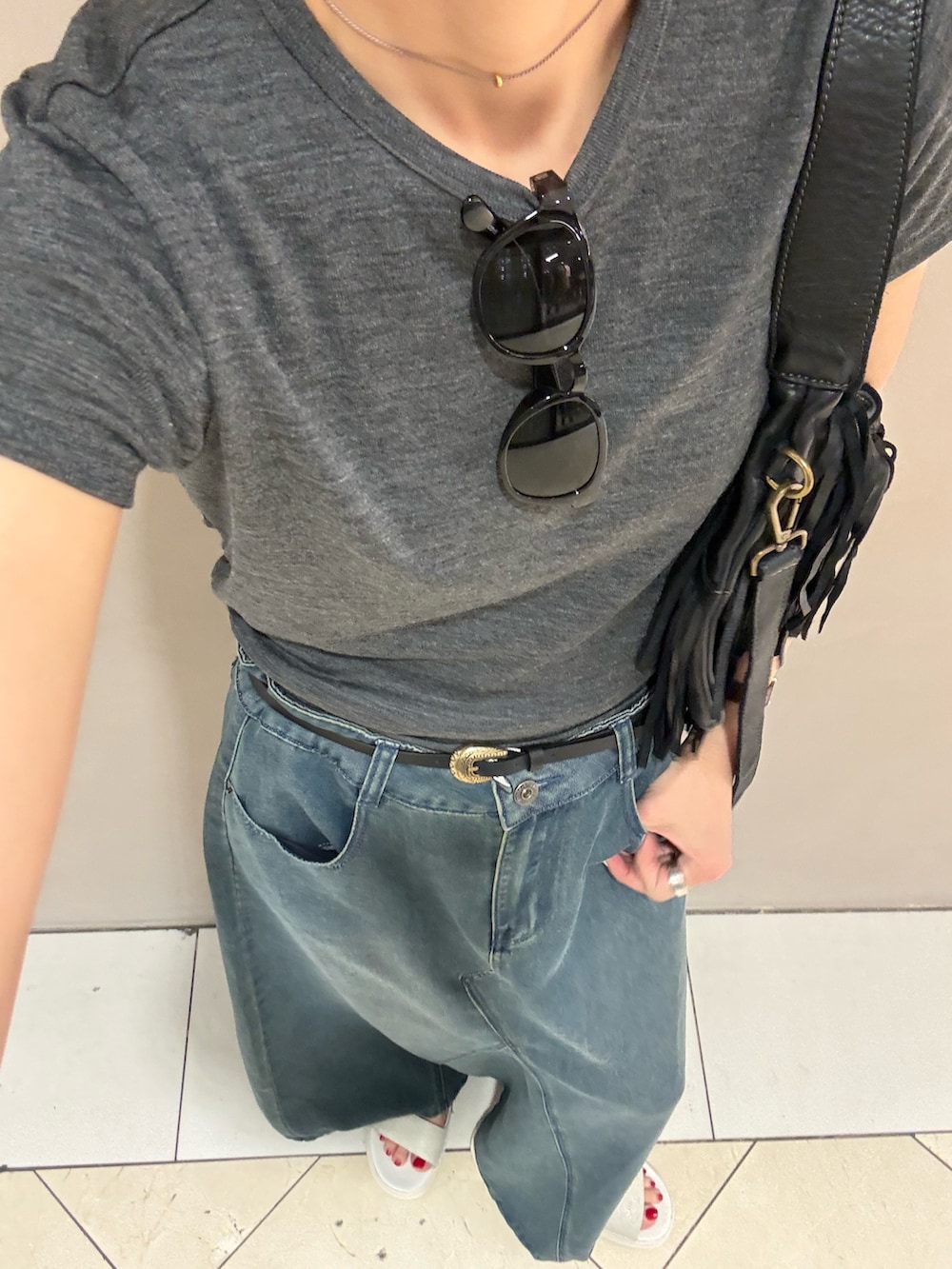 グレー系のTシャツ/カットソー、ブラック系のハンドバッグ、ブラック系のベルトを着用したレディースの春コーディネートの8枚目の写真