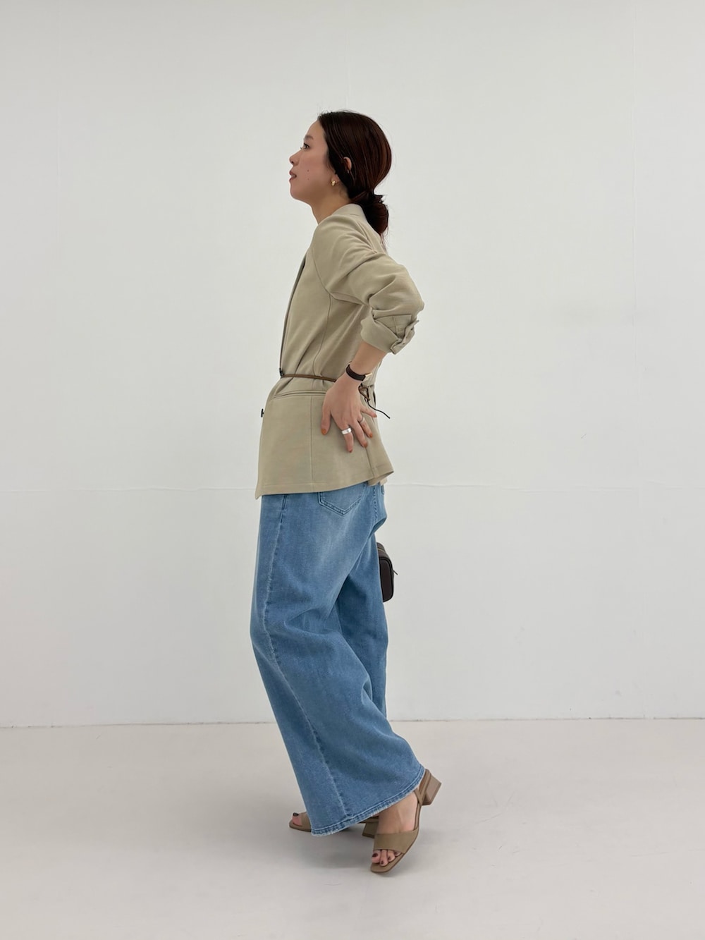 ベージュ系のその他アウター、イエロー系のTシャツ/カットソー、ブルー系のデニムパンツを着用したレディースの春コーディネートの2枚目の写真