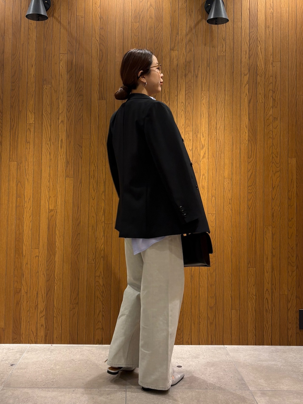 その他のシャツ/ブラウス、グレー系のデニムパンツ、シルバー系のパンプスを着用したレディースの冬コーディネートの3枚目の写真