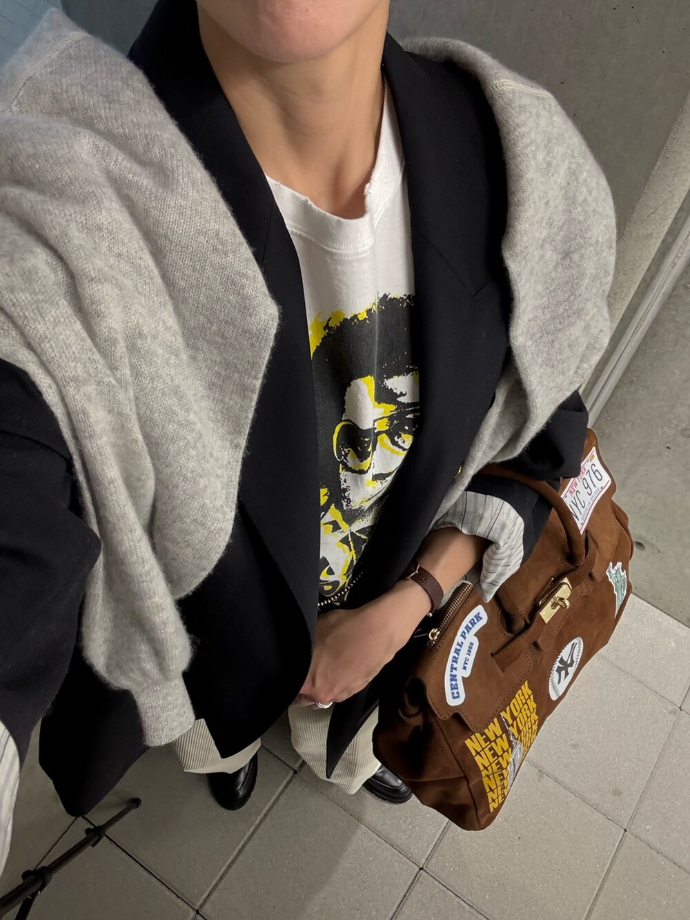 ブラック系のローファー、ホワイト系のその他パンツ、ホワイト系のその他パンツを着用したレディースの秋コーディネートの5枚目の写真