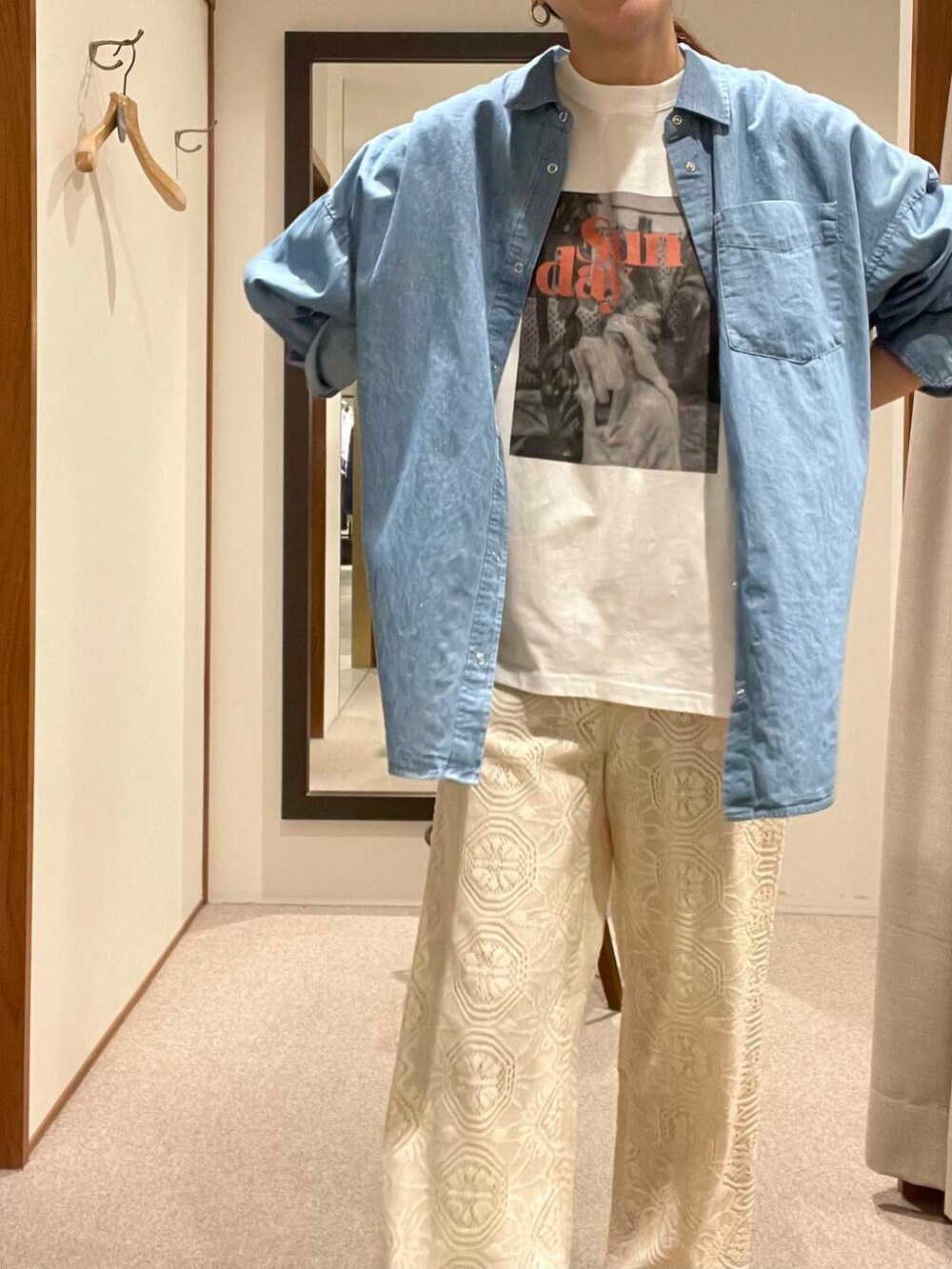 ベージュ系のその他アウター、その他のTシャツ/カットソー、ベージュ系のパンプスを着用したレディースの春コーディネートの5枚目の写真