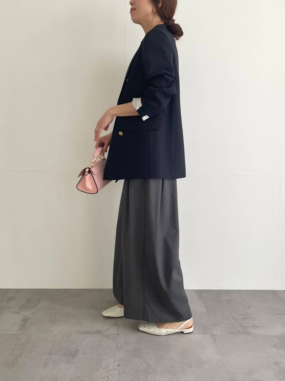 ブラック系のTシャツ/カットソー、グレー系のその他パンツ、ブルー系のその他アウターを着用したレディースの冬コーディネートの3枚目の写真