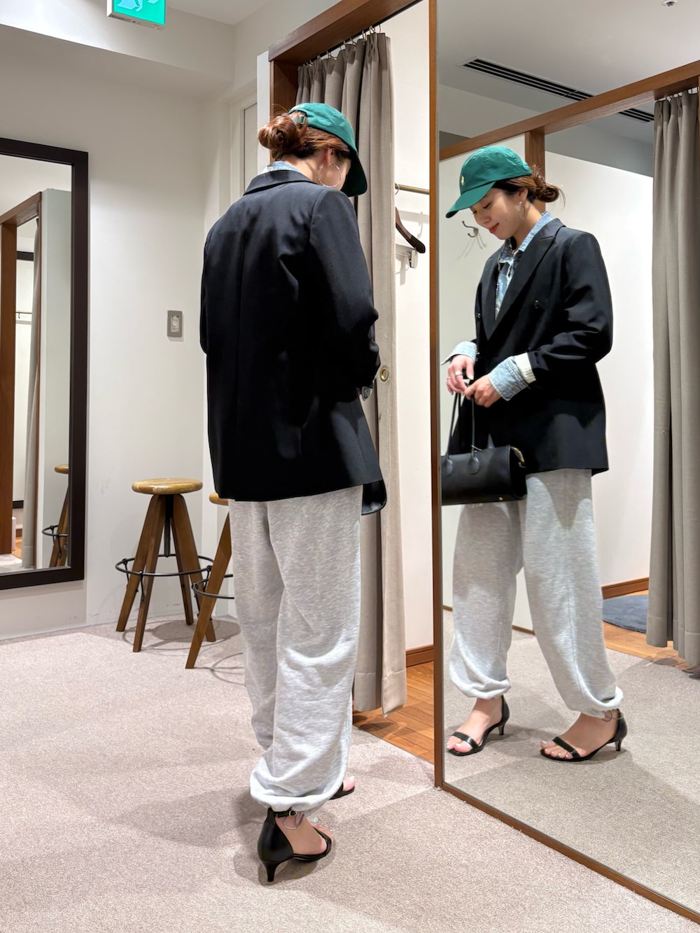 ブラック系のその他アウター、ブルー系のシャツ/ブラウス、グレー系のスウェットパンツを着用したレディースの春コーディネートの2枚目の写真