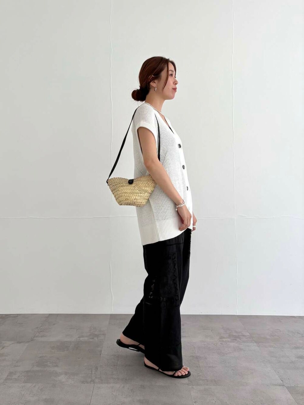 ブラック系のキャミソール、ブラック系のその他パンツ、ブラック系のサンダルを着用したレディースの夏コーディネートの2枚目の写真