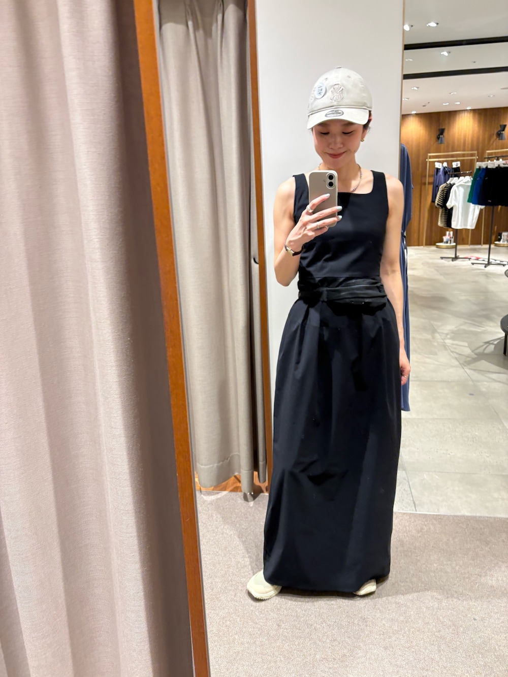 ブラック系のワンピース、ブルー系のシャツ/ブラウス、ブルー系のニット/セーターを着用したレディースの夏コーディネートの10枚目の写真