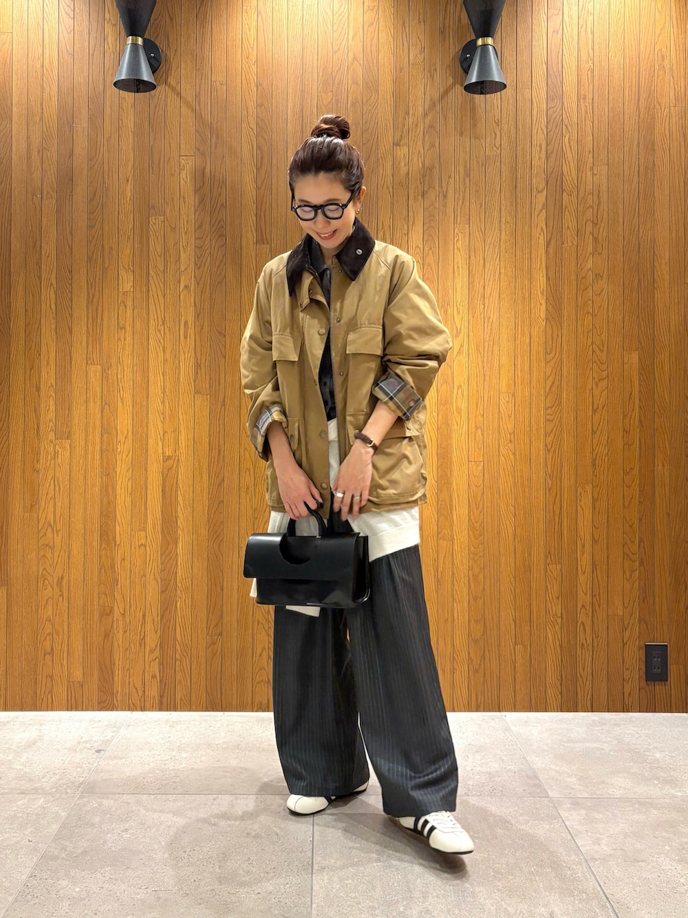 ホワイト系のスニーカー、ベージュ系のその他アウター、グレー系のニット/セーターを着用したレディースの秋コーディネートの6枚目の写真