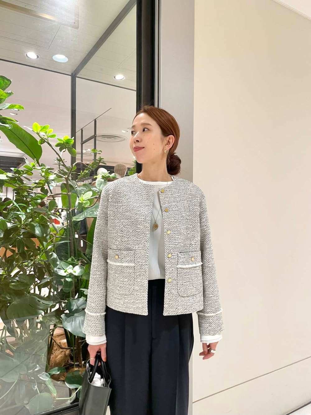ベージュ系のパンプス、ブラック系のトートバッグ、ホワイト系のシャツ/ブラウスを着用したレディースの冬コーディネートの5枚目の写真