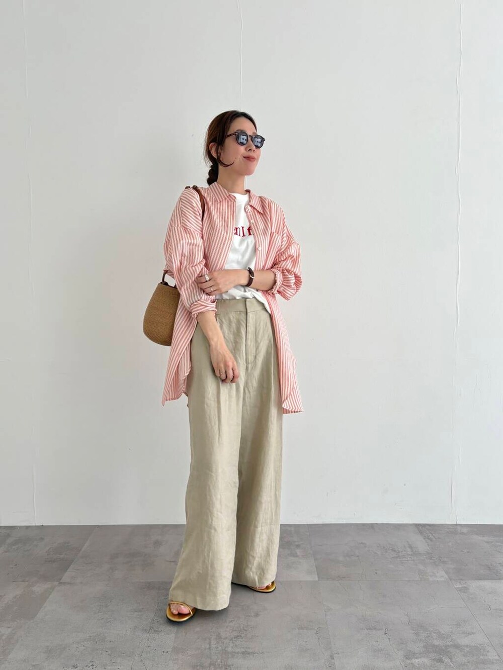 その他のTシャツ/カットソー、ベージュ系のその他パンツ、ゴールド系のサンダルを着用したレディースの春コーディネートの7枚目の写真