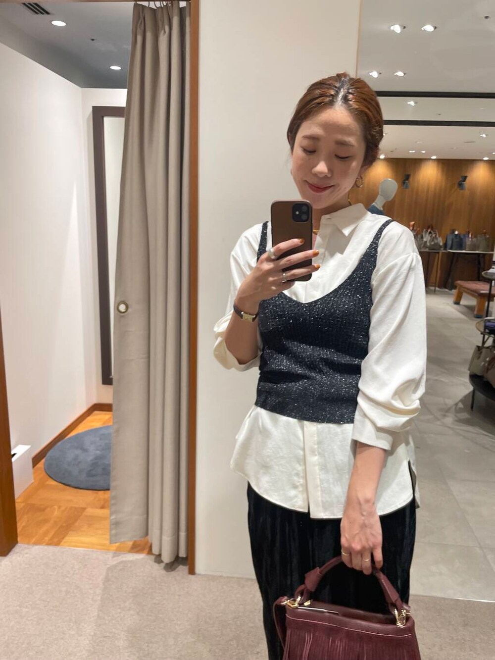 ホワイト系のシャツ/ブラウス、ブラック系のキャミソール、ブラック系のその他パンツを着用したレディースの秋コーディネートの3枚目の写真