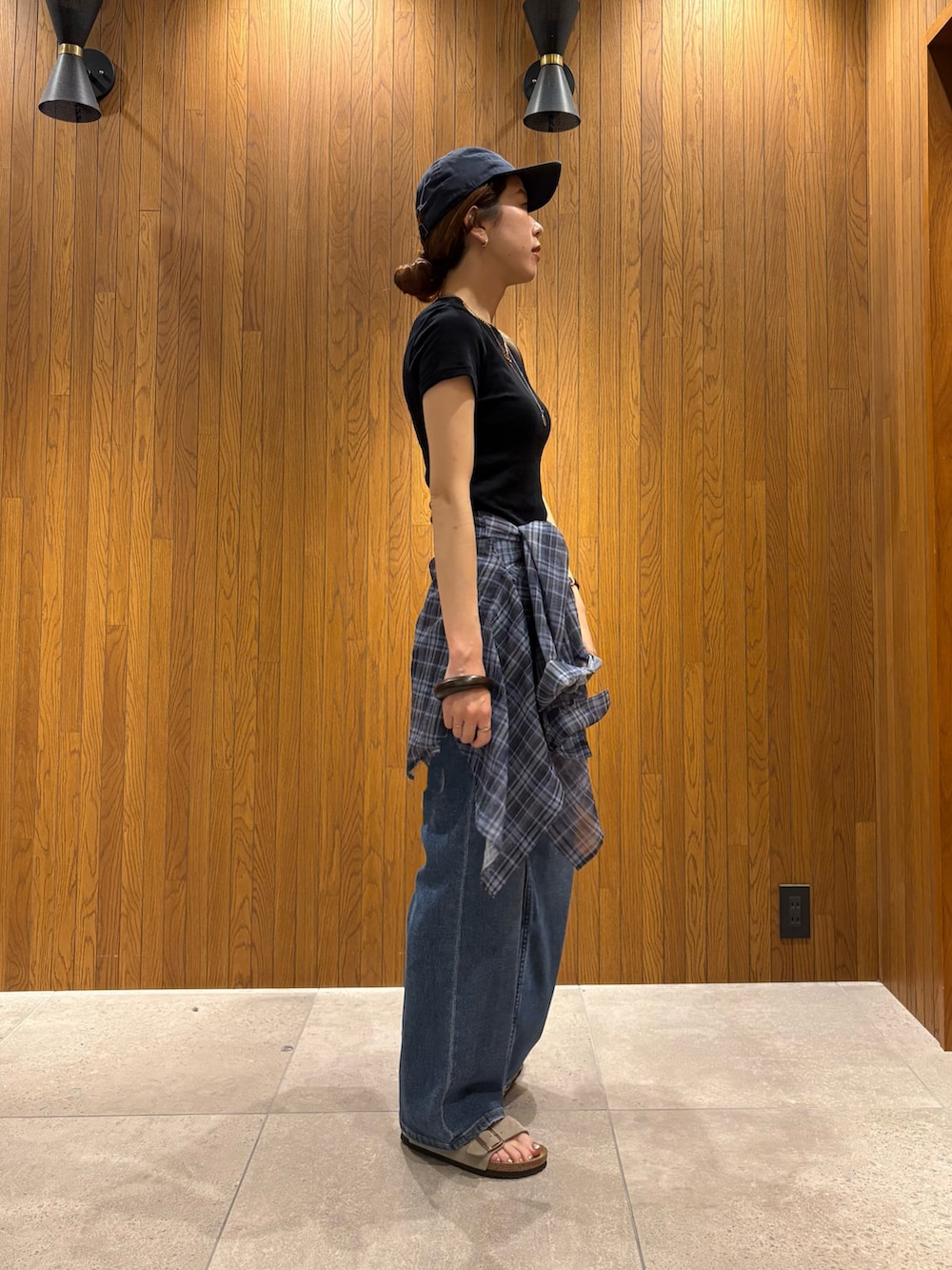 ブルー系のTシャツ/カットソー、ブルー系のシャツ/ブラウス、ブルー系のデニムパンツを着用したレディースの夏コーディネートの4枚目の写真