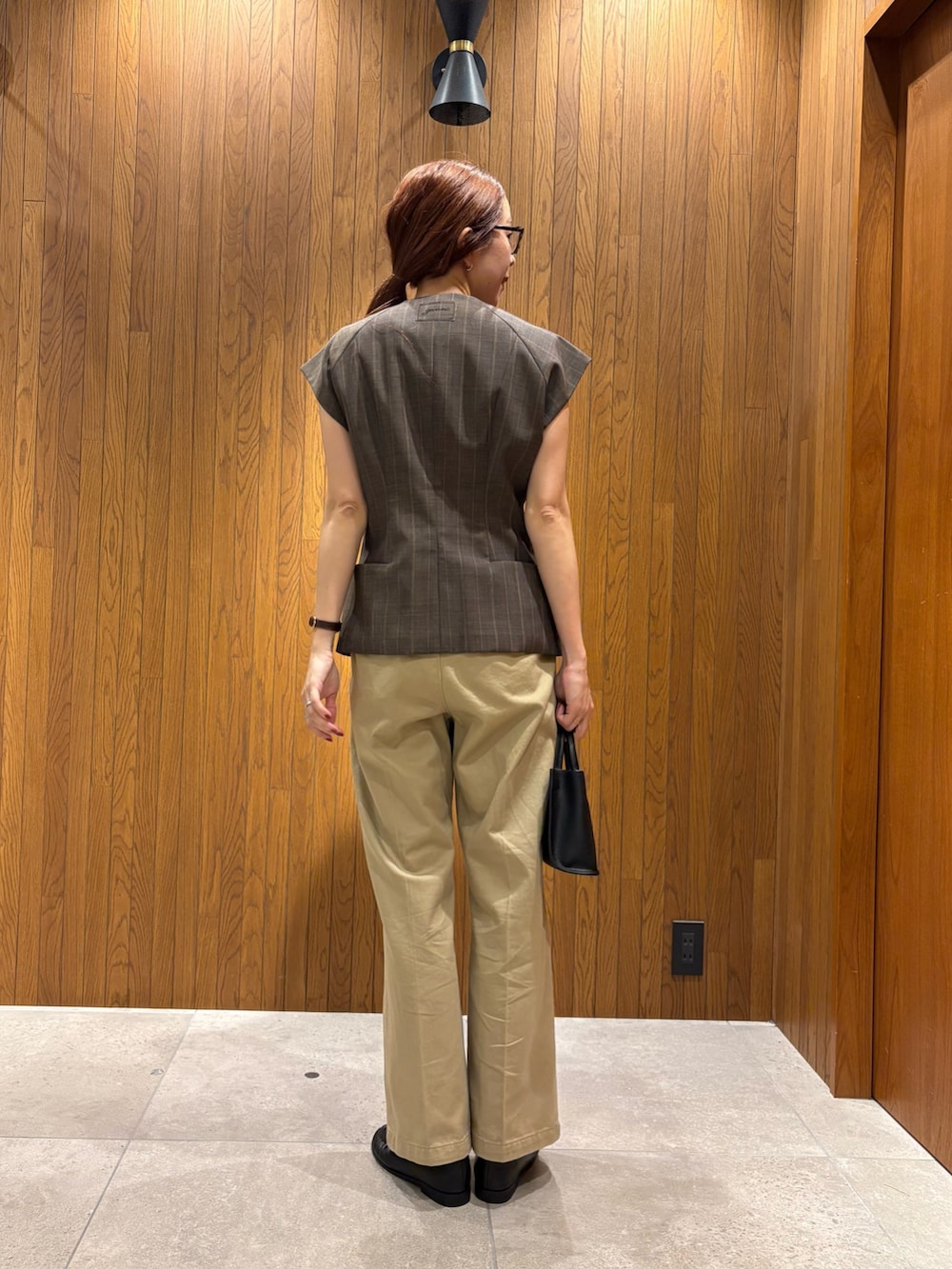 ブラウン系のシャツ/ブラウス、ベージュ系のその他パンツ、ブラック系のローファーを着用したレディースの秋コーディネートの3枚目の写真