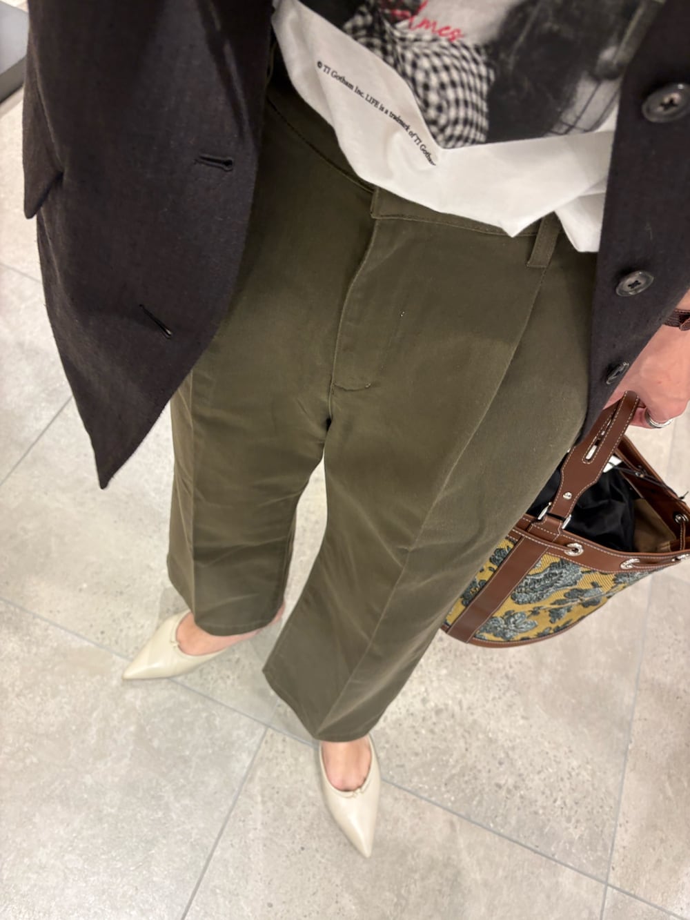 ホワイト系のTシャツ/カットソー、グリーン系のその他パンツ、その他のハンドバッグを着用したレディースの秋コーディネートの8枚目の写真