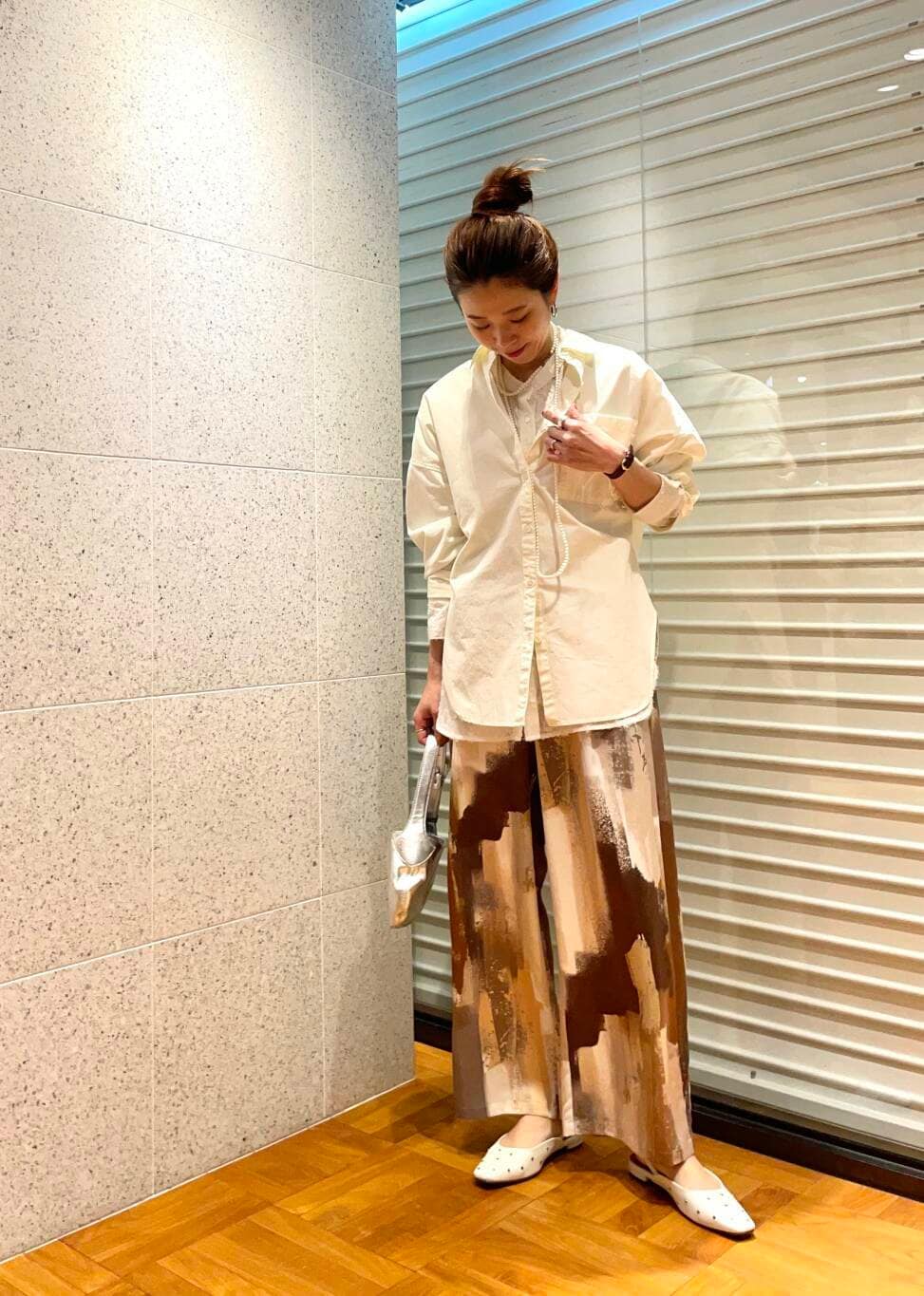 オレンジ系のその他パンツ、ホワイト系のシャツ/ブラウス、ホワイト系のシャツ/ブラウスを着用したレディースの冬コーディネートの3枚目の写真