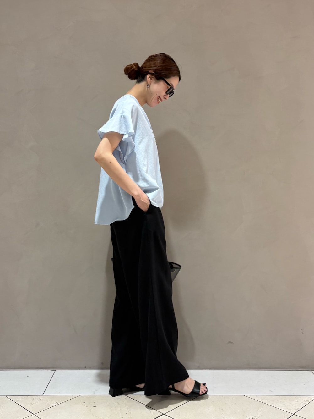 ブルー系のシャツ/ブラウス、ブラック系のその他パンツ、ブラック系のかごバッグを着用したレディースの夏コーディネートの6枚目の写真