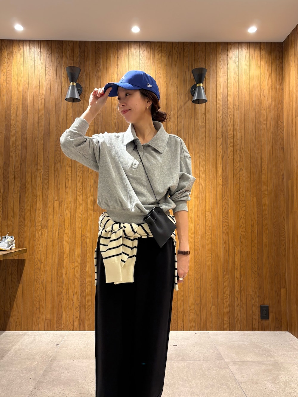 ブラック系のカーディガン/ボレロ、グレー系のスウェット、グレー系のピーコートを着用したレディースの秋コーディネートの5枚目の写真