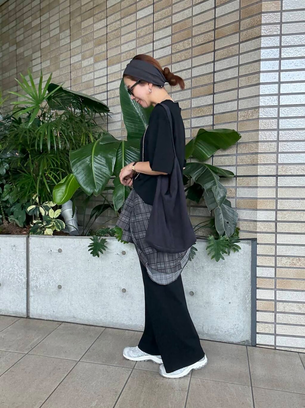 グレー系のシャツ/ブラウス、ブラック系のTシャツ/カットソー、ブラック系のスカートを着用したレディースの夏コーディネートの2枚目の写真