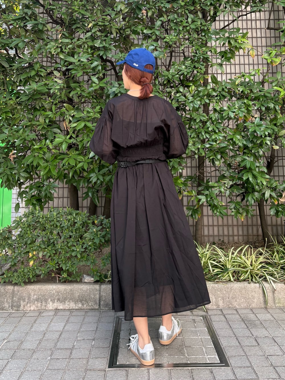 ホワイト系のブルゾン、ブラック系のワンピース、ブラック系のボディバッグ/ウエストポーチを着用したレディースの春コーディネートの7枚目の写真