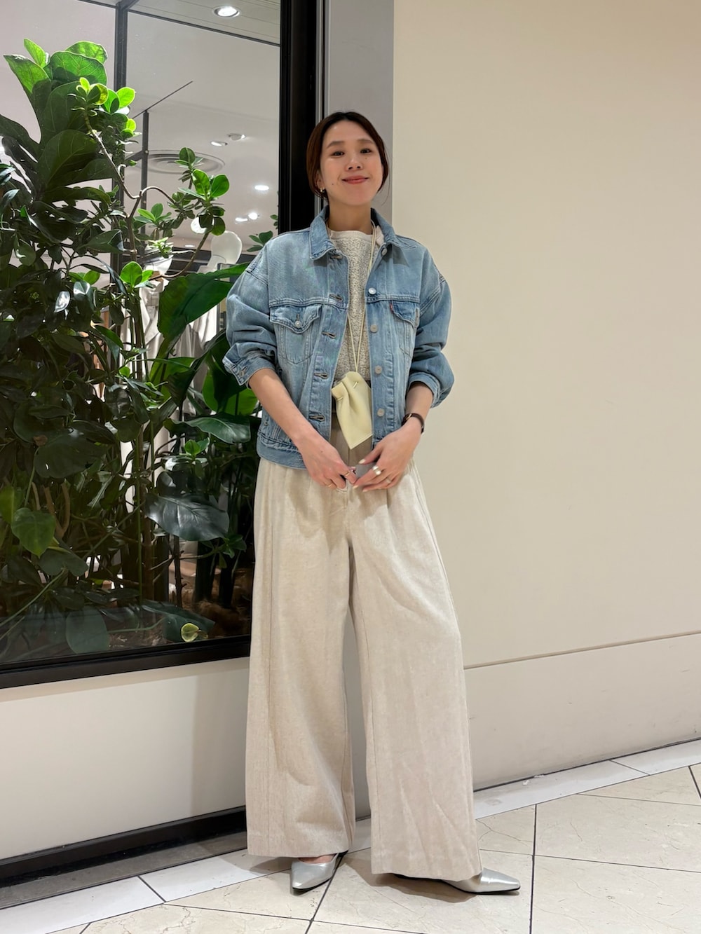 ブラウン系のニット/セーター、ホワイト系のその他パンツ、ブルー系のデニムジャケットを着用したレディースの冬コーディネートの4枚目の写真